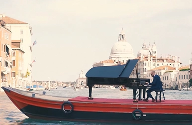 Піаніст Андреас Рітер виступив за великим концертним роялем Steinway D-274 на плавучій сцені посеред Гранд-каналу у Венеції