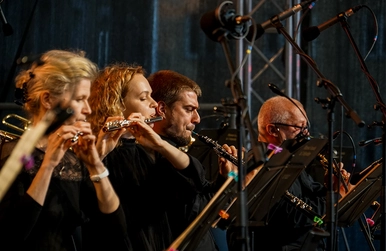 Познанский филармонический оркестр выступил под открытым небом в сопровождении 58 микрофонов Austrian Audio