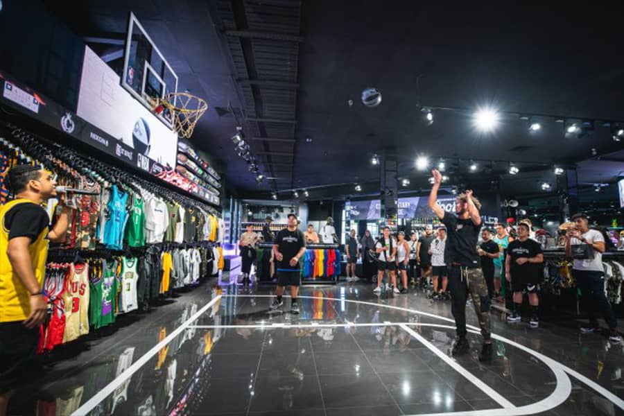 Посетители магазина Culture Kings играют в баскетбол в торговой зоне
