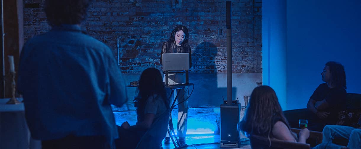 DJ выступает в сопровождении акустической системы JBL IRX ONE