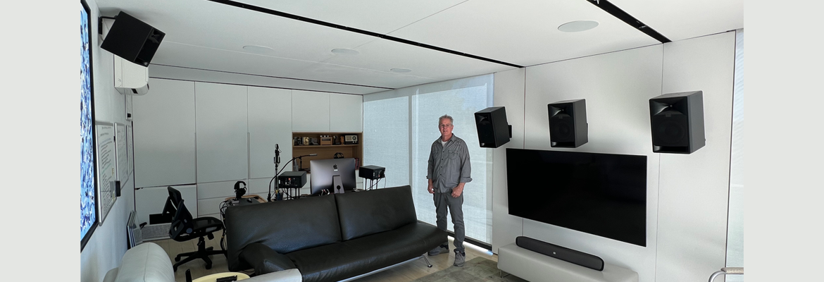 Уайлі Стейтем у студії постпродакшену з моніторами JBL 7 Series